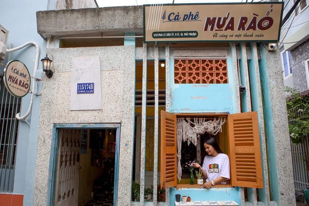 Quán cà phê Mưa rào trên đường Lê Văn Sỹ, quận Phú Nhuận là tấm bảng hiệu vẽ tay đầu tiên của anh Bảo.