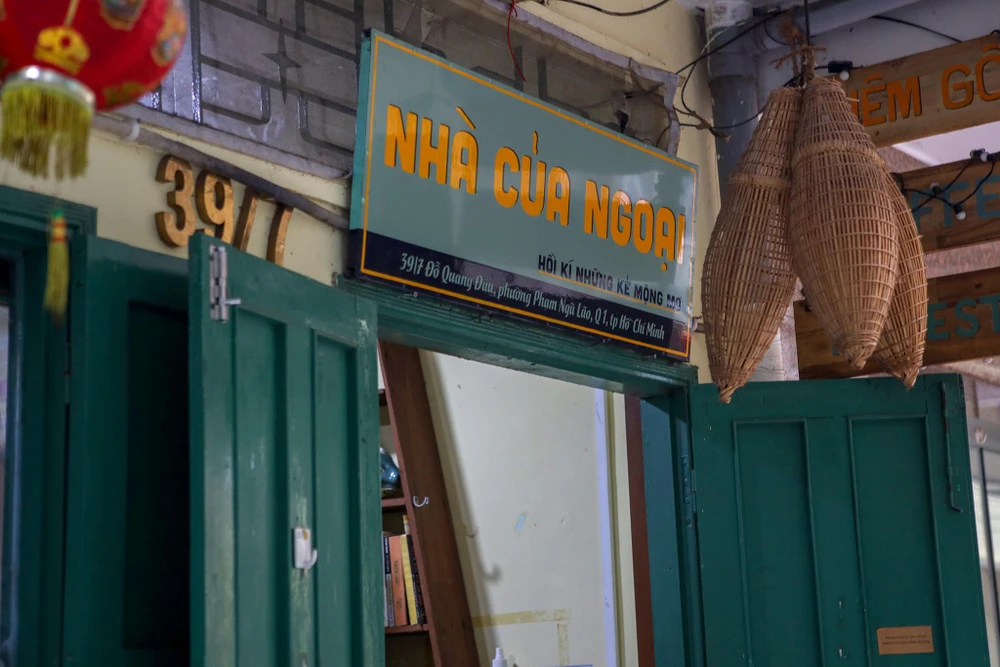 Một tiệm bán đồ gốm mỹ nghệ trên đường Phạm Ngũ Lão, quận 1, TP.HCM