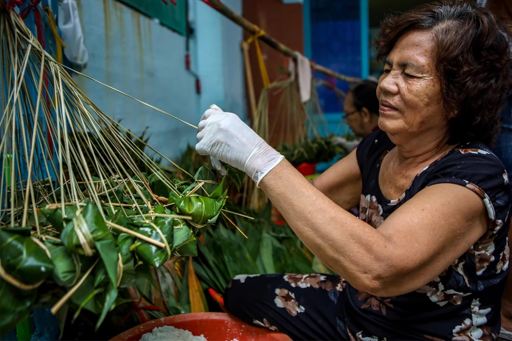 Bà Phạm Thị Mum (68 tuổi) có kinh nghiệm gói bánh ú lá tre gần 30 năm. Theo bà Mum, mỗi năm, trước ngày Tết Đoan Ngọ anh em, dòng họ trong một gia đình thường tụ lại để làm bánh. Dù công việc thường ngày có bộn bề đến đâu, ai ai cũng thu xếp để cùng nhau làm bánh, một phần vì muốn giữ được nếp truyền thống có từ bao đời nay, phần vì ai cũng mê làm.