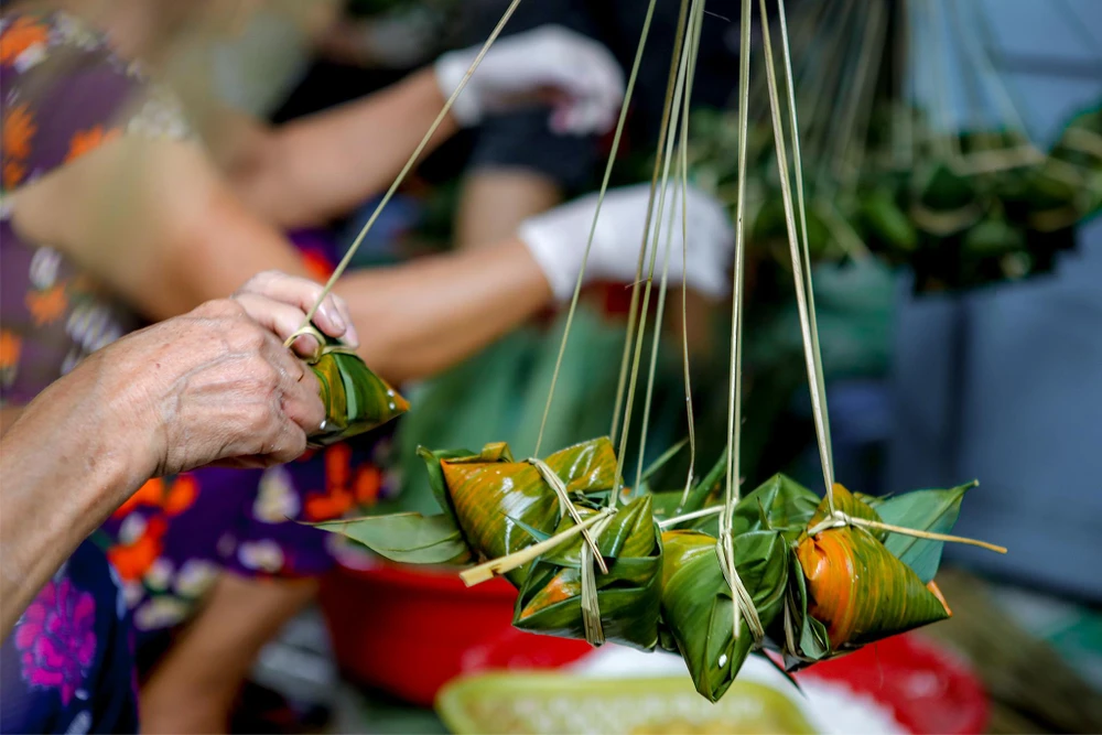 Người thợ gói bánh quen tay thì chỉ cần chưa đầy một phút là đã xong một cái.