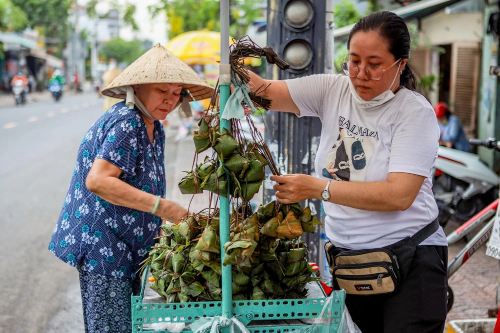 Những ngày này, dọc đường Phạm Thế Hiển (quận 8) đã có nhiều hộ dân bày bán bánh ú trước nhà. Bánh ú lá tre thường được bán theo chùm (10 cái) với giá mỗi chùm là 80.000 đồng.