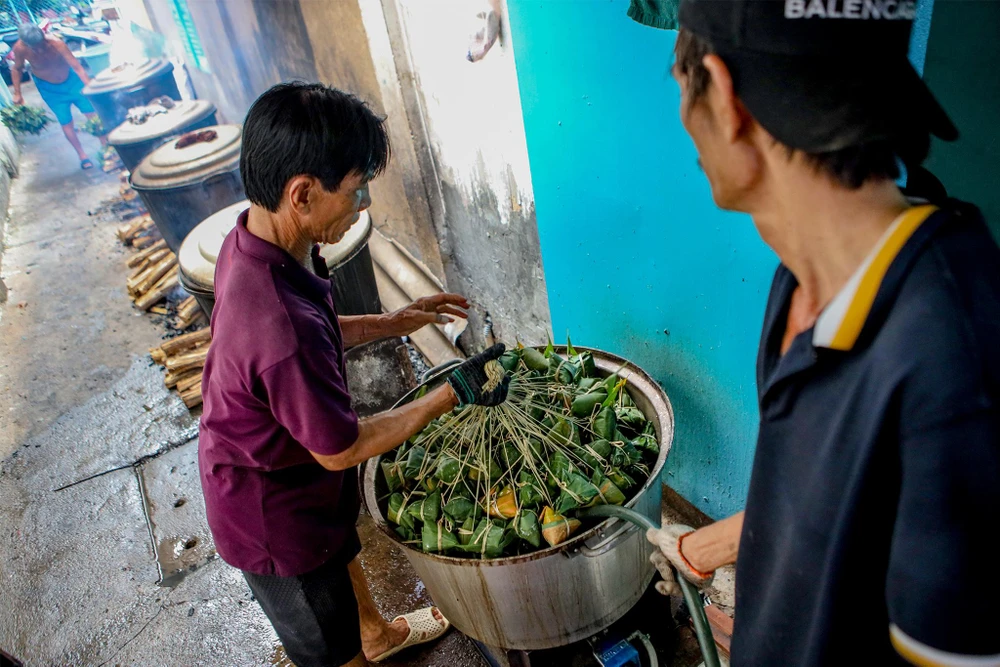 Mỗi nồi như thế này, chứa khoảng 500 cái bánh và nước phải được châm đầy nồi.