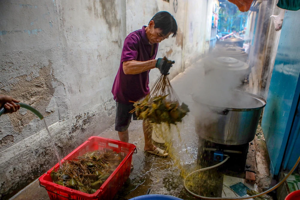 Sau khi chín, bánh sẽ được vớt ra khỏi nồi và trụng qua bằng nước sạch, để nguội, sau đó mới chuyển đi giao cho khách hàng.