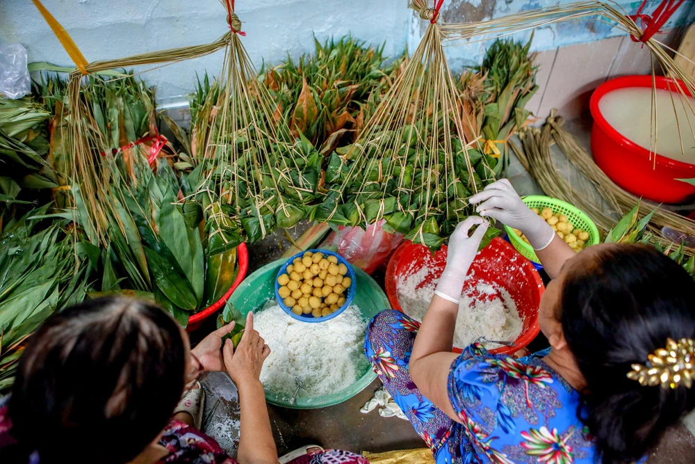 Tại đây, nghề gói bánh ú lá tre được xem là nghề "cha truyền con nối". Hễ đến ngày này, những người trong một gia đình sẻ chia nhau làm các công đoạn gói bánh như: xào nhân, gói, luộc bánh, canh lửa....