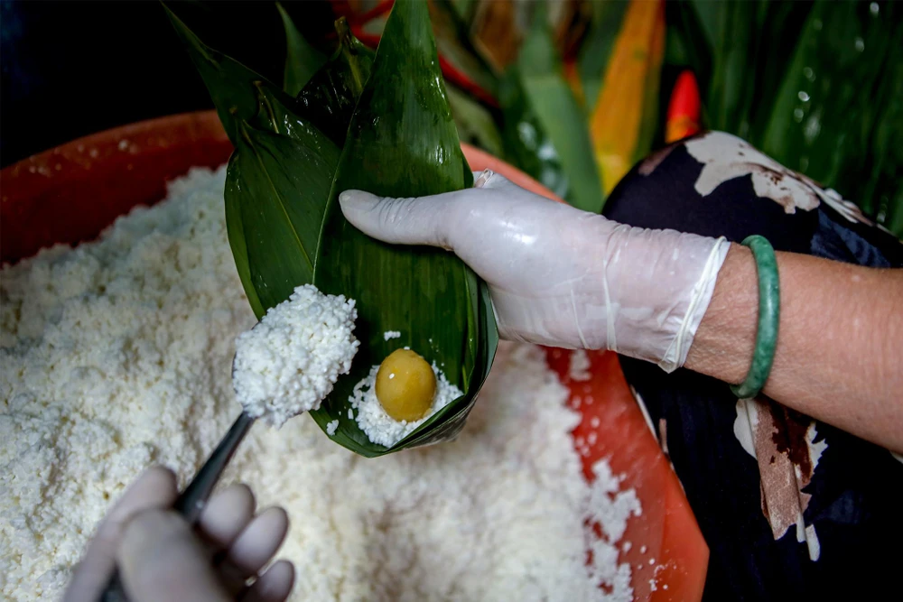 Nhân bánh được làm bằng đậu xanh nấu chín và tán nhuyễn với đường.