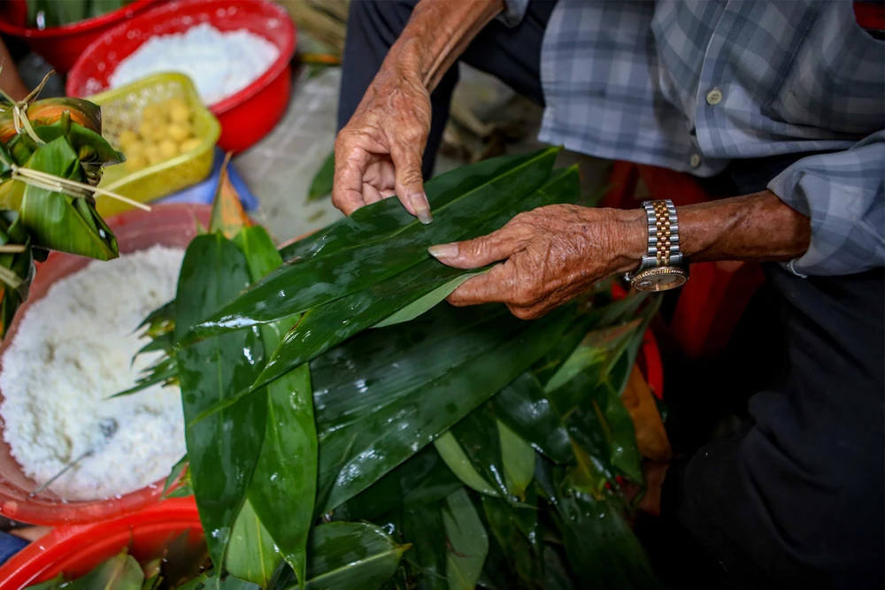 Để chuẩn bị gói bánh, trước đó, người ta thường mua sẵn dây lát, nếp, đậu và đặt mua lá...Lá gói bánh là lá tre xanh, bản to, được rửa sạch để ráo nước trước khi gói. Một gia đình thường mua trên 100 ký lá.