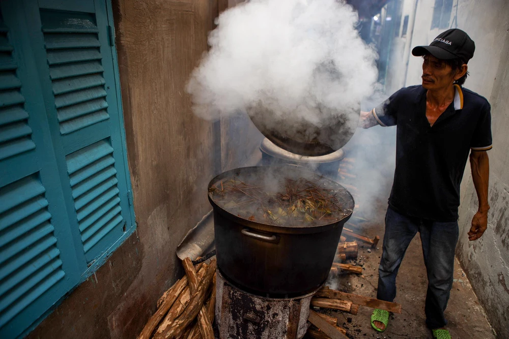 "Canh bánh rất nóng, đổ nhiều mồ hôi. Lửa phải to và không để lửa tắt trong quá trình nấu, vì như thế bánh dễ bị sượng " - Ông Nguyễn Văn Cường (57 tuổi, ở quận 8) cho biết.