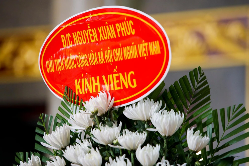 Chủ tịch nước Nguyễn Xuân Phúc gửi vòng hoa chia buồn.