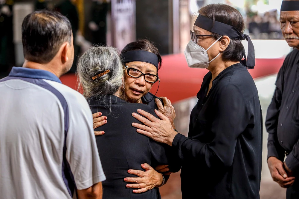 Trong không khí trang nghiêm gia đình, họ hàng nội ngoại đã thắp những nén nhang tiễn biệt người bà, người mẹ, người dì của mình. Nhiều người xúc động chia buồn cũng nỗi mất mát với gia đình.