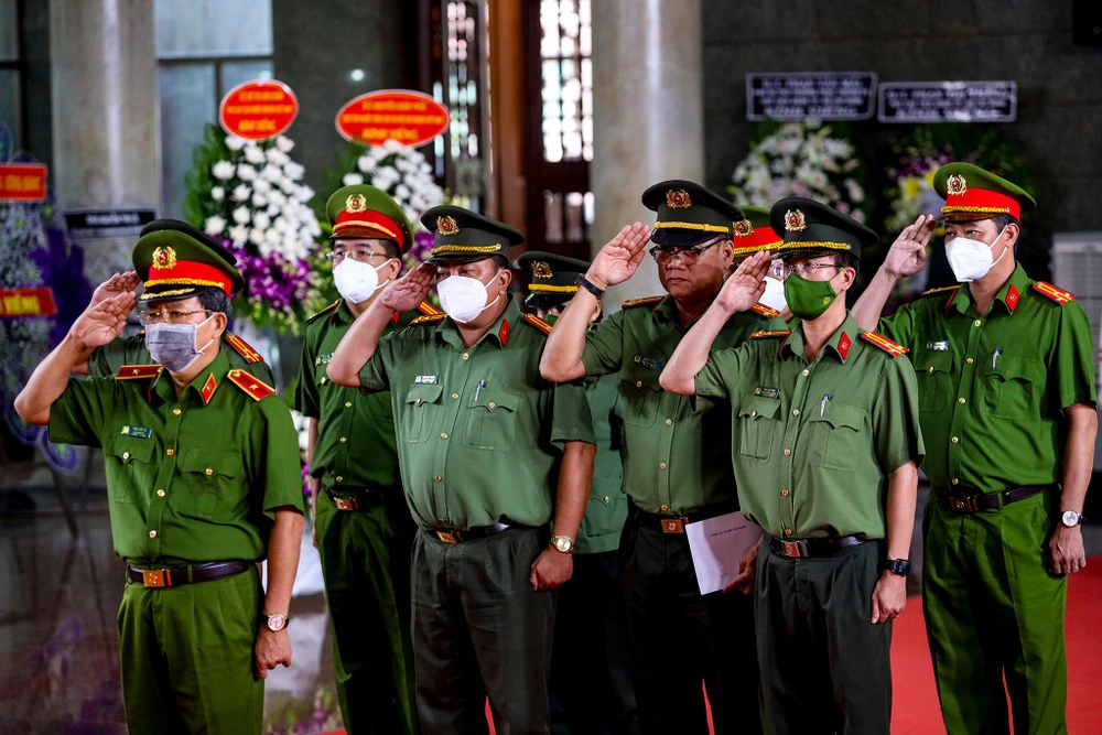 Đến trưa nhiều đoàn vẫn liên tục đến viếng tiễn biệt bà.