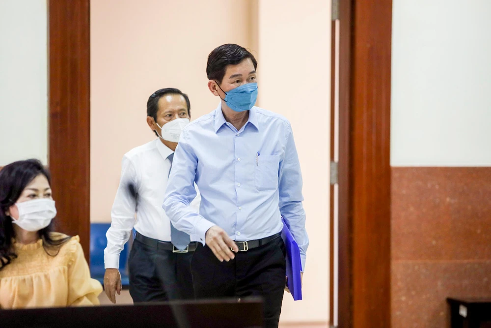 Hơn 7 giờ 30, bị cáo Trần Vĩnh Tuyến, cựu phó chủ tịch UBND TP.HCM đến phòng xử án cùng luật sư bào chữa Phan Trung Hoài.