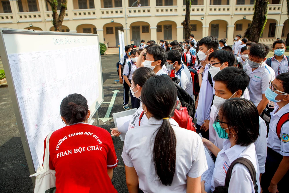 Tại điểm thi Trường Chuyên THPT Lê Hồng Phong, quận 5, TP.HCM nhiều học sinh có mặt từ sáng sớm để làm thủ tục thi. Khoảng 9h, rất nhiều thí sinh tại điểm thi này có mặt trong sân trường để xem danh sách phòng thi.