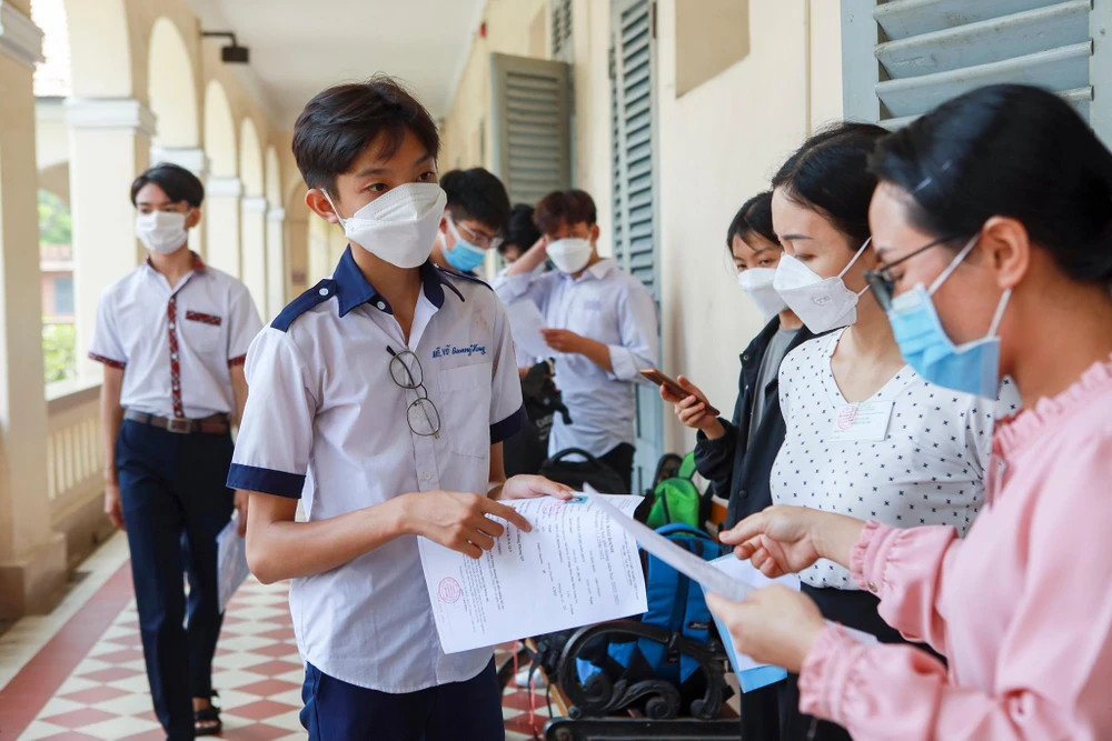 Khoảng 9h30, học sinh bắt đầu vào phòng thi để làm thủ tục.