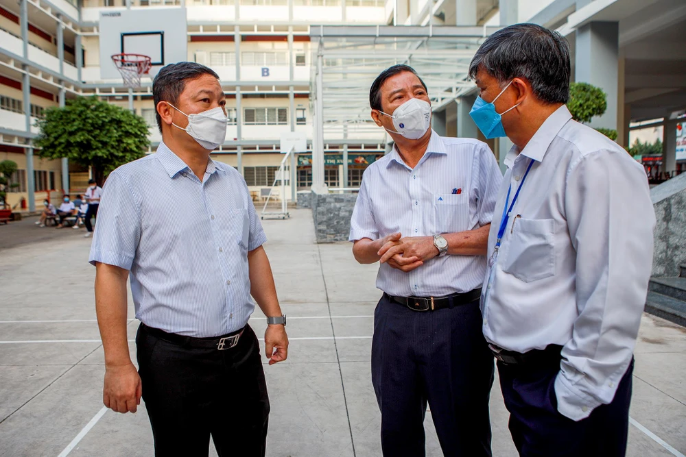 Ngoài những vấn đề trên ông còn lưu ý nhà trường bố trí chỗ đậu xe cho phụ huynh khi chờ và đón con để tránh xảy ra ùn ứ. Sau trường THPT Bùi Thị Xuân, Đoàn công tác sẽ đi kiểm tra tại các trường còn lại là Trường THPT chuyên Lê Qúy Đôn, quận 5, Trường THCS Bàn Cờ, quận 3.