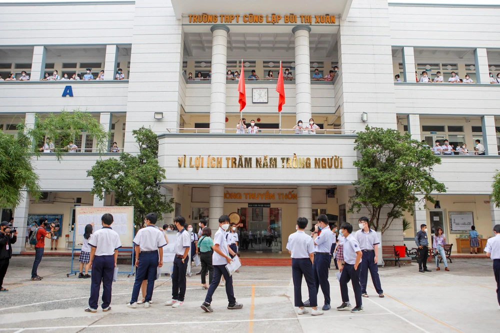 Phó chủ tịch Dương Anh Đức chúc thí sinh thi vào lớp 10 hoàn thành tốt bài thi ảnh 1