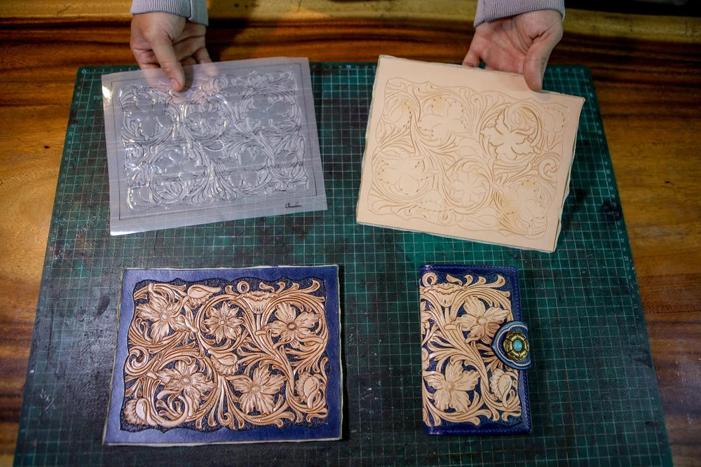 4 công đoạn quan trọng của sản phẩm da điêu khắc: phát hát họa hình sản phẩm, khắc chi tiết tạo khối, lên màu và may thành phẩm. Một sản phẩm thường mất khoảng một tuần để hoàn hành.