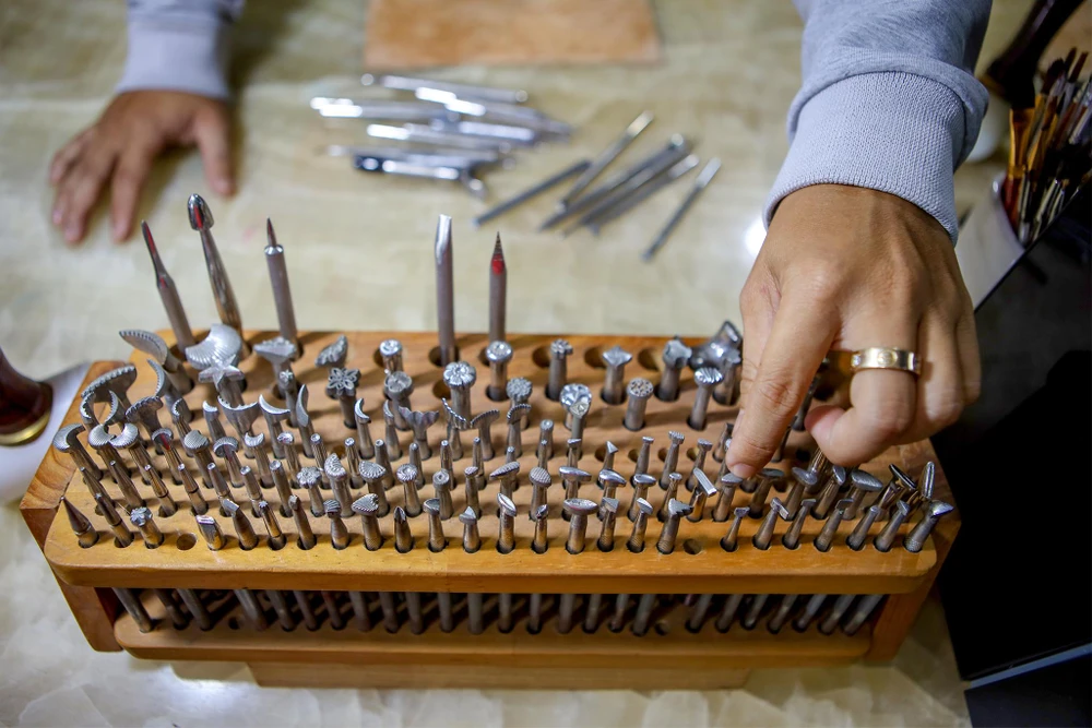 Bộ dụng cụ làm nghề của anh Tuấn.