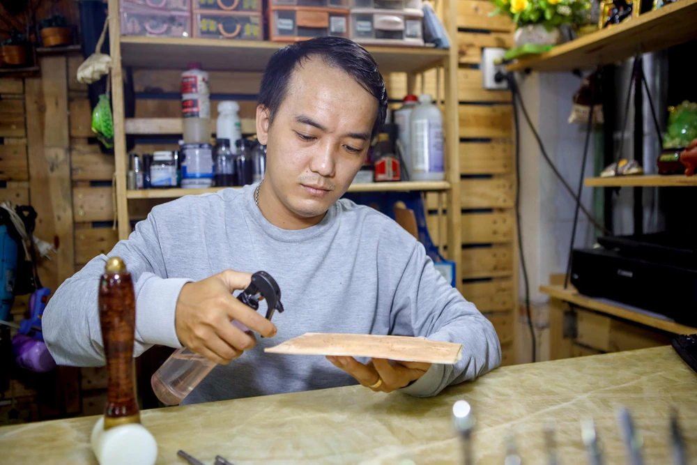 Tấm da được phun nước thường xuyên để người thợ dễ dàng tạo hình. Da bò khi gặp nước sẽ mềm ra.