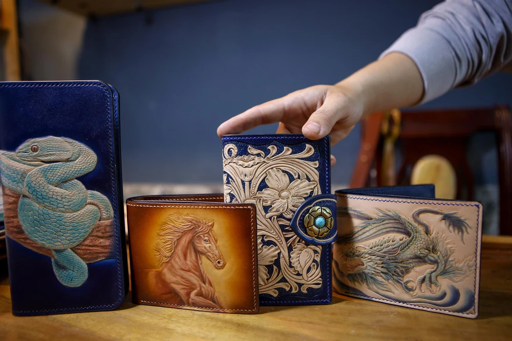 Một số sản phẩm ví da điêu khắc của anh Dương Minh Tuấn.