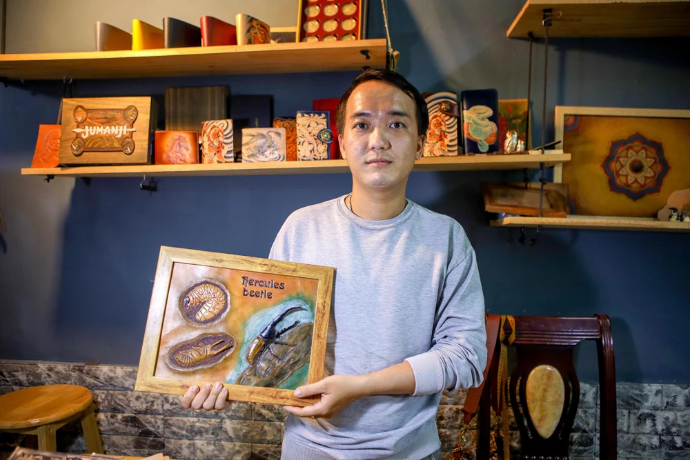 Ngoài ra anh còn làm tranh từ da bò. Trung bình các sản phẩm của anh có giá từ 1 triệu đồng đến hàng chục triệu đồng tùy vào yêu cầu của khách hàng.