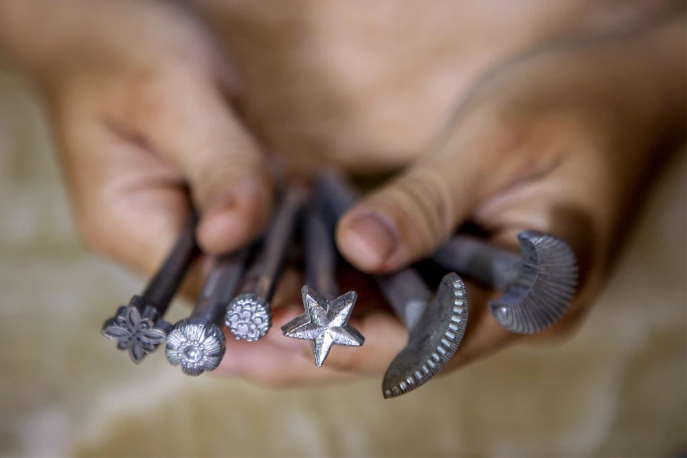 Mỗi dụng cụ sẽ có những chức năng riêng, phục vụ việc tách tạo nét chi tiết. Mỗi chiếc tool có thể có giá vài trăm ngàn lên đến hàng chục triệu đồng.