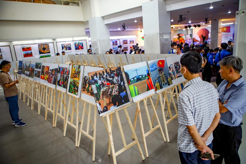 Khách tham dự xem triển lãm ảnh. Khách tham dự xem triển lãm ảnh.
