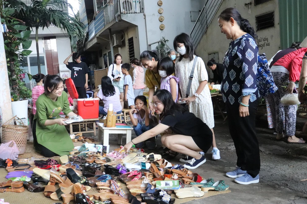 Chương trình “Để cho guốc mộc sống đời dài thêm” do Hội quán Các bà mẹ tổ chức. Đây là hoạt động động nhằm lan tỏa vẻ đẹp của đôi guốc mộc Việt Nam đến với nhiều người trẻ.