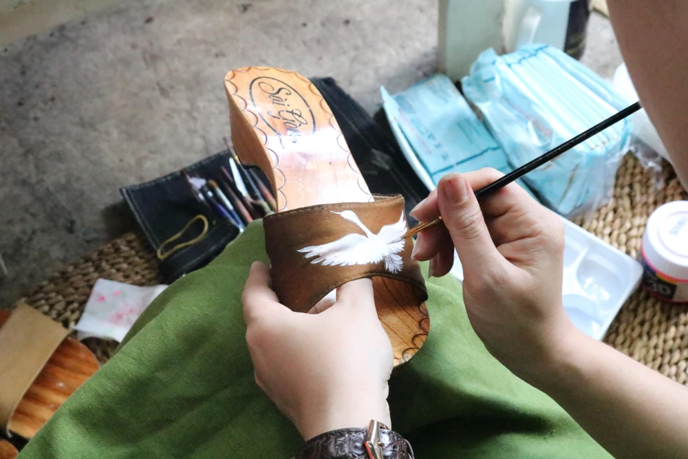 "Hình ảnh trên đôi guốc tùy vào khách yêu cầu. Mỗi đôi guốc sẽ mất từ 20 đến 45 phút để vẽ trang trí" - Chị Nguyên chia sẻ.