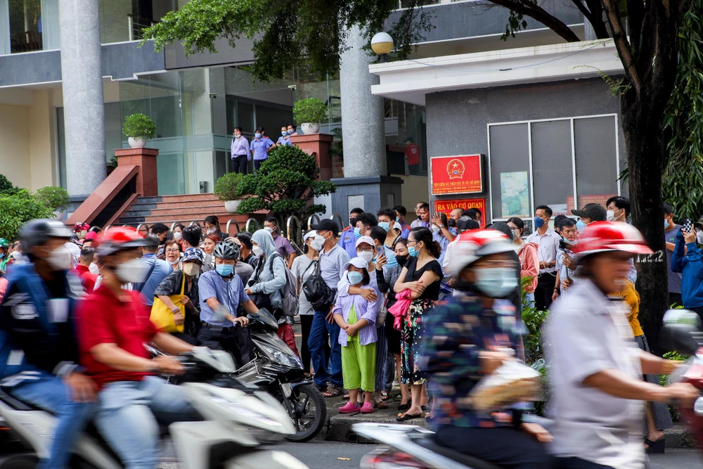 Người dân tập trung hai bên đường Nam Kỳ Khởi Nghĩa.