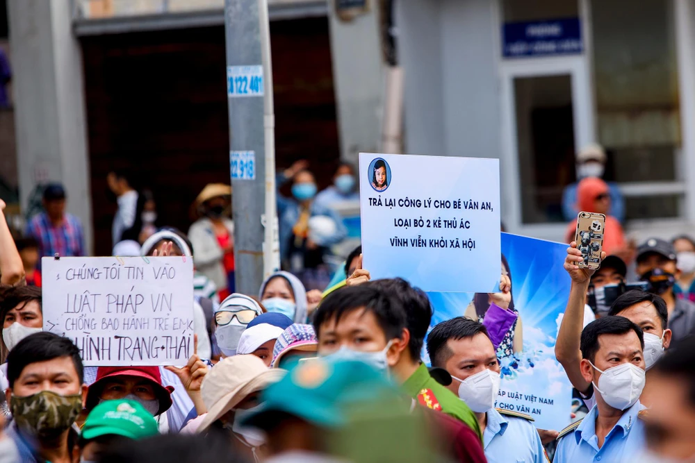 Các dòng trạng thái thể hiện ý kiến của người dân.