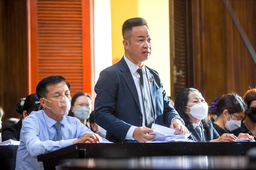 Bốn luật sư bảo vệ quyền, lợi ích cho bị hại gồm Trần Thị Ngọc Nữ, Phạm Công Hùng, Khưu Mỹ Vinh và Nguyễn Ánh Thơm. Đồng thời, luật sư Nguyễn Anh Thơm (Đoàn luật sư Hà Nội) cũng đã có kiến nghị khẩn cấp gửi tòa án, đề nghị trả hồ sơ, trưng cầu giám định tỷ lệ thương tích bị hại V.A (đã chết) trước thời điểm ngày 22-12-2021. Đồng thời, thay đổi tội danh đối với bị cáo Thái từ che giấu tội phạm sang tội giết người.