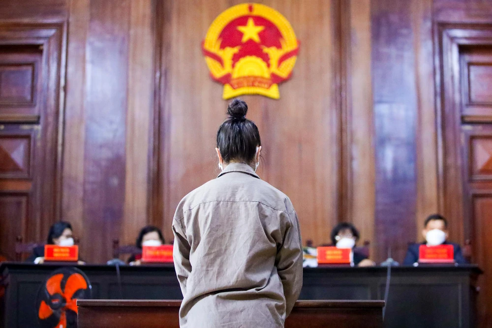 Bị cáo Trang là người bước lên bục khai báo đầu tiên để trả lời các câu hỏi về nhân thân.