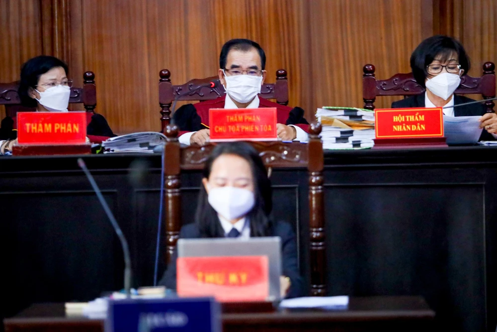 Đúng 8 giờ 15, chủ toạ phiên toà - thẩm phán Nguyễn Văn Tuấn đọc quyết định đưa vụ án ra xét xử.