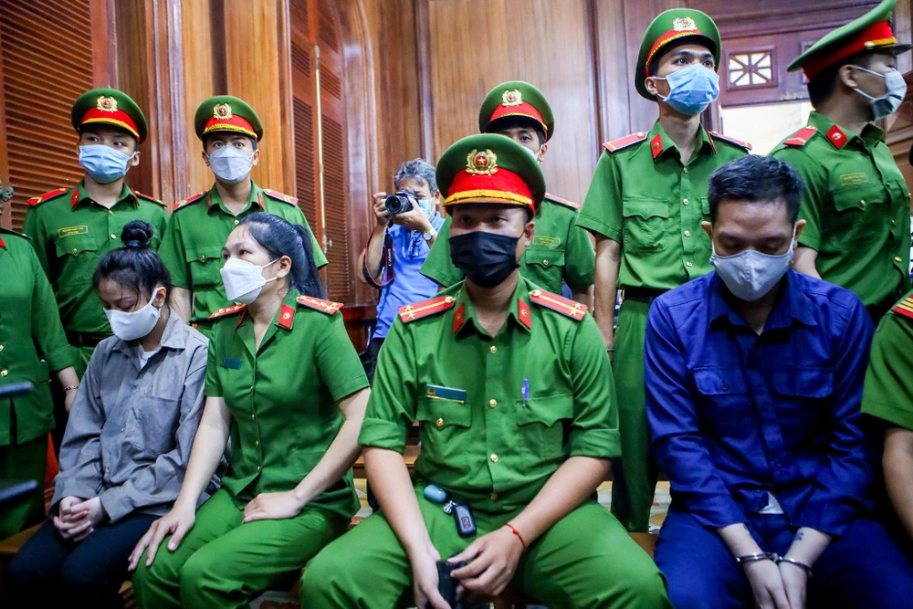 Khoảng 8h, hai bị cáo Nguyễn Võ Quỳnh Trang và Nguyễn Kim Trung Thái được áp giải vào phòng xét xử.