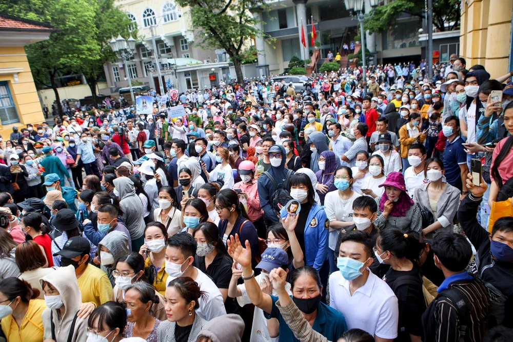 Vụ án thu hút sự quan tâm của người dân. Nhiều người tập trung đông đúc trước cổng tòa trong sáng ngày diễn ra ra phiên xét xử.