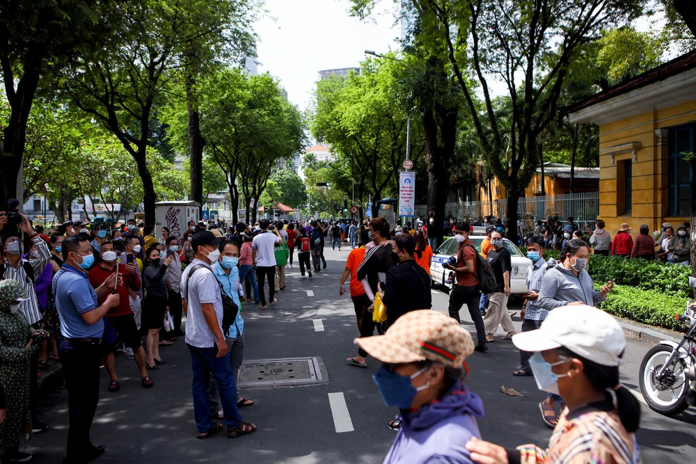 Xe vừa ra, người dân cũng lần lượt rời đi, nhưng tình trạng ùn tắc vẫn diễn ra trong khoảng 20 phút.