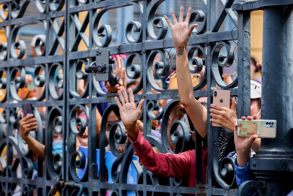 Ngoài TP.HCM, vụ án còn thu hút nhiều người dân các tỉnh thành như Long An, Tiền Giang.. đến đây theo dõi phiên xét xử.