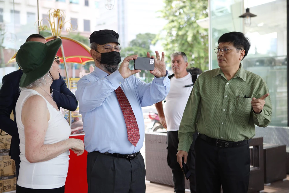 Cựu Thủ tướng Barak dùng điện thoại chụp lại mô hình thu nhỏ của tàu Amiral Latouche Tréville. Ảnh: NGUYỆT NHI