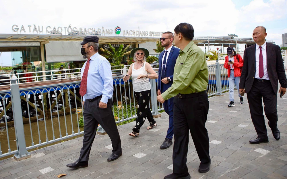 Rời Bến Bạch Đằng đoàn tiếp tục tham quan nhiều địa điểm nổi tiếng khác ở TP.HCM. Ảnh: NGUYỆT NHI