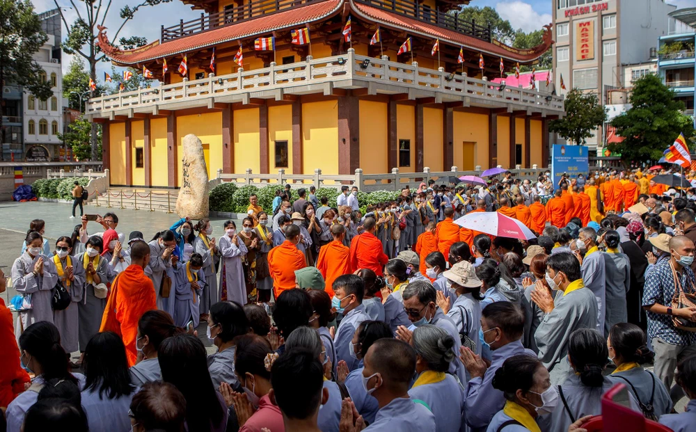 Sáng ngày 18-8, Lễ khai mạc Đại lễ Tưởng niệm - Kỳ siêu đồng bào tử vong và cán bộ, chiến sĩ hy sinh trong đại dịch COVID-19 thu hút đông đảo phật tử và người dân đến tham dự.