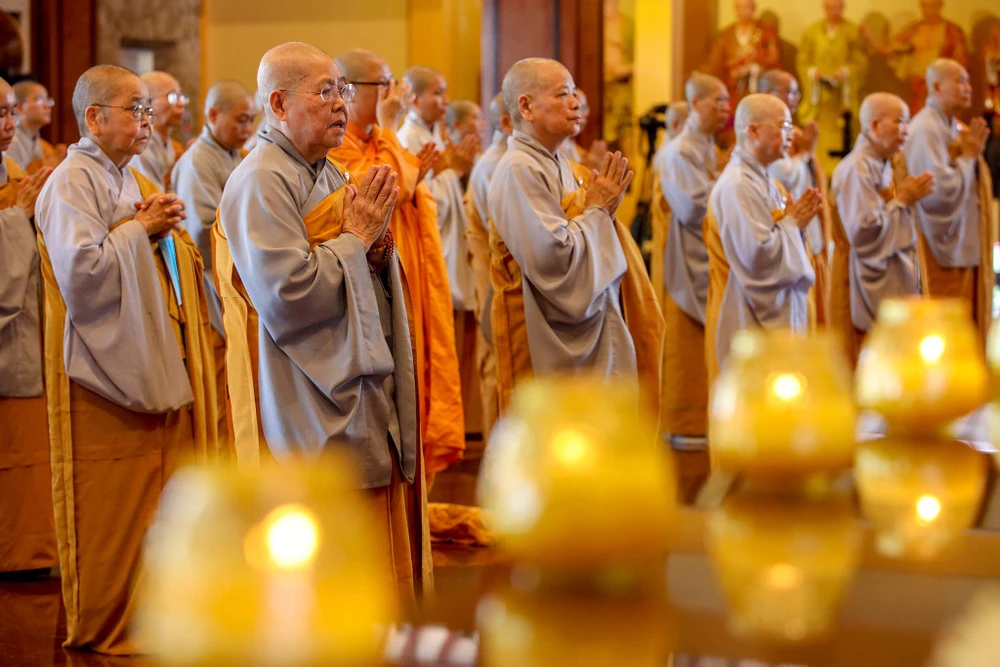 Tất cả chư tăng, phật tử hướng về chánh điện, đọc kinh tưởng nhớ những nạn nhân đã qua đời vì đại dịch COVID-19.