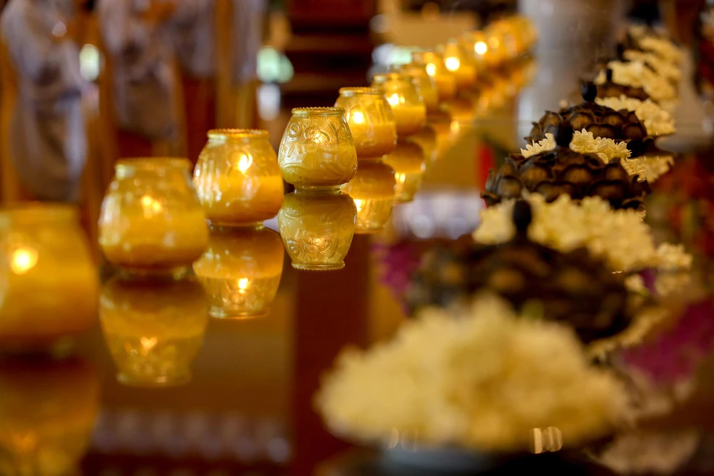 Trên bàn thờ Tam bảo đặt nhiều nến, hoa và trầm hương. Trong khói trầm quyện tỏa, các chư tăng cầu nguyện cho nạn nhân tử vong trong đại dịch bệnh COVID-19 thoát khỏi ải khổ đau, siêu sinh tịnh độ, dịch bệnh mau chóng được đầy lùi.