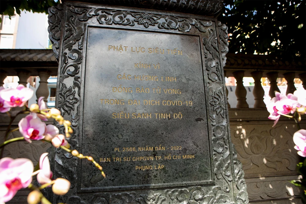 Tấm bia tưởng niệm được đặt trang nghiêm tại một góc trong Việt Nam Quốc tự. Tính đến nay, COVID-19 đã cướp đi sinh mạng của hơn 43.000 người dân Việt Nam.