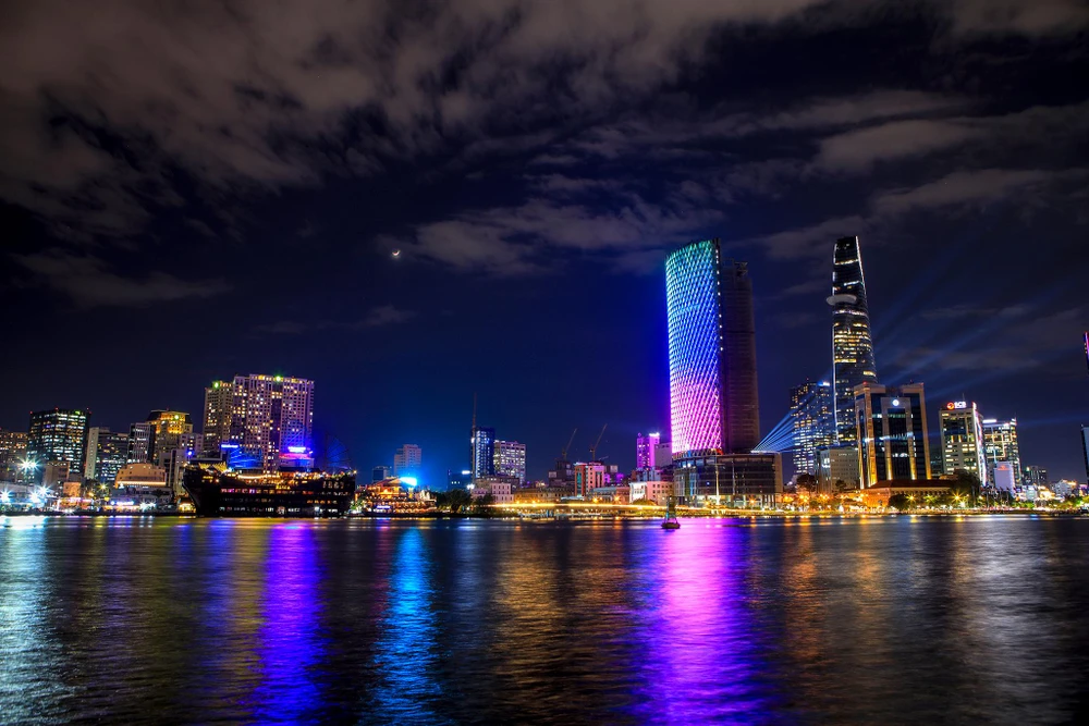 Màu sắc của tòa nhà biến đổi liên tục.