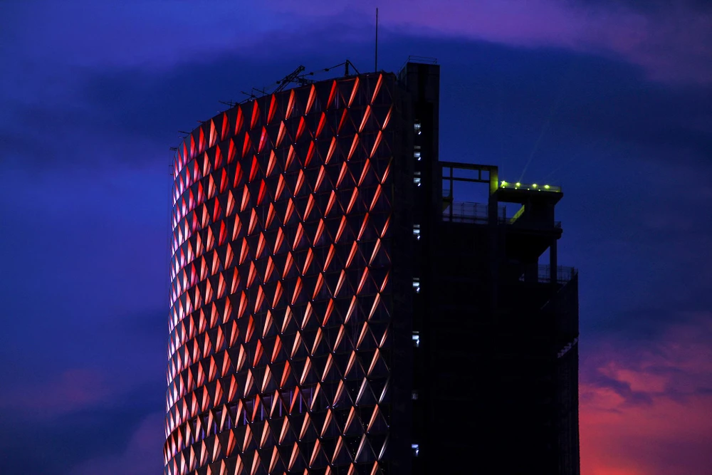 Được biết, những tấm kính tượng trưng cho "vảy rồng".