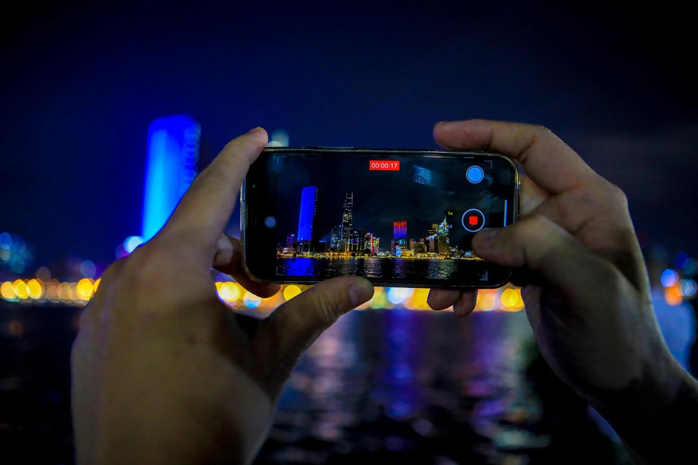 Một số bạn trẻ ghi lại hình ảnh đổi mới của tòa nhà.