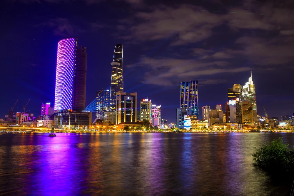 Hiện tại hệ thống chiếu sáng của tòa nhà đang vận hành thử.