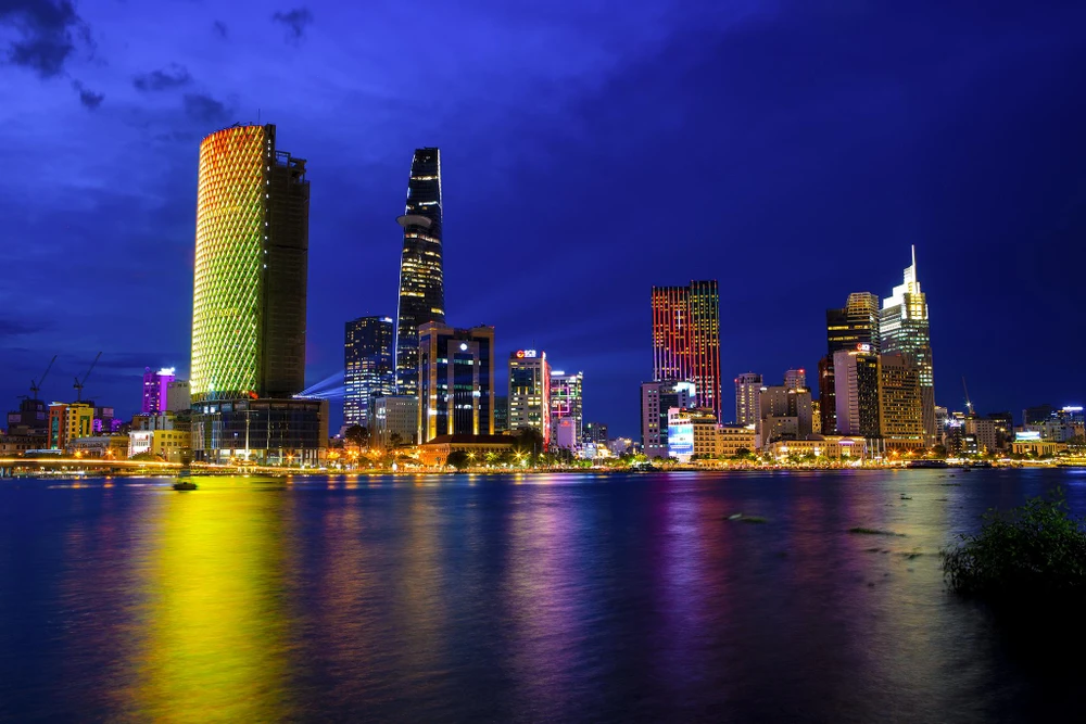Saigon One Tower sáng đèn rực rỡ giữa trung tâm TP.HCM sau hơn 1 thập niên ảnh 3