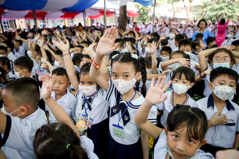 Được biết, ngôi trường này có nhiều học sinh là do trên địa bàn phường Tân Thới Hiệp chỉ có duy nhất một trường tiểu học. Đa phần phụ huynh các em là công nhân các khu công nghiệp, tiểu thương nhỏ lẻ.