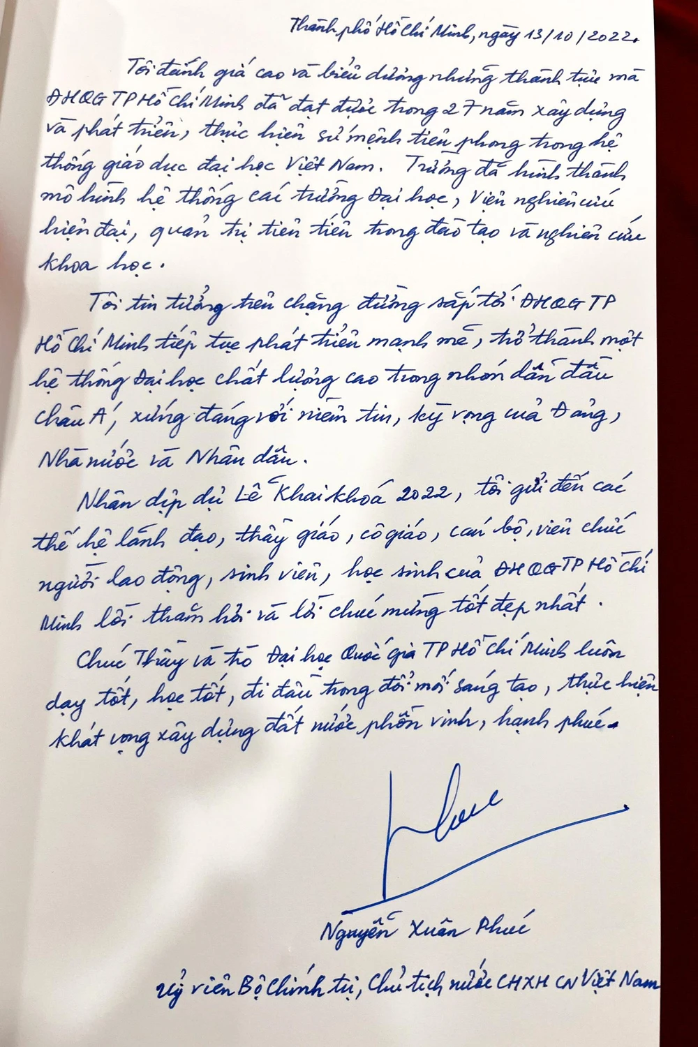 Trong sổ lưu niệm, Chủ tịch nước viết lời gửi gắm đến lãnh đạo, giảng viên, sinh viên của ĐHQG TP.HCM.
